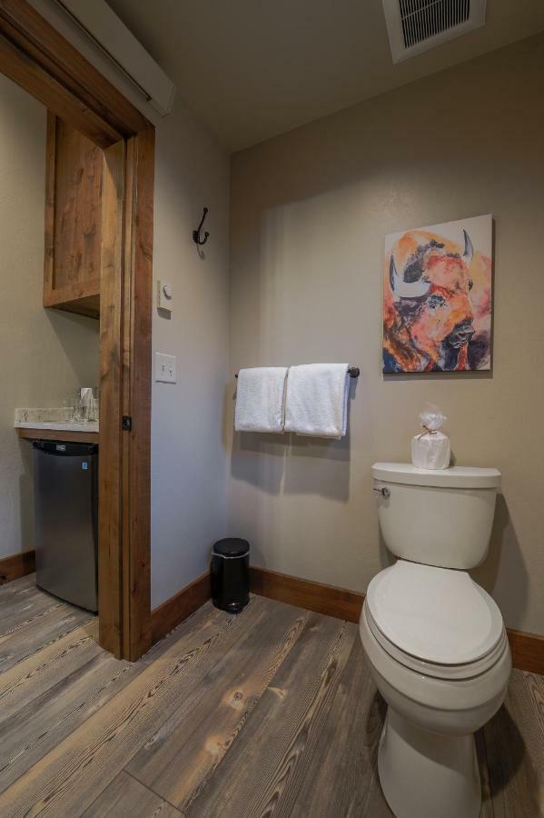 Golden Stone Inn West Yellowstone Extérieur photo