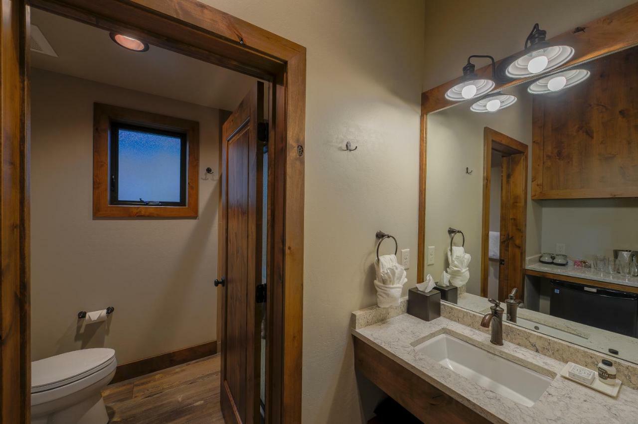 Golden Stone Inn West Yellowstone Extérieur photo