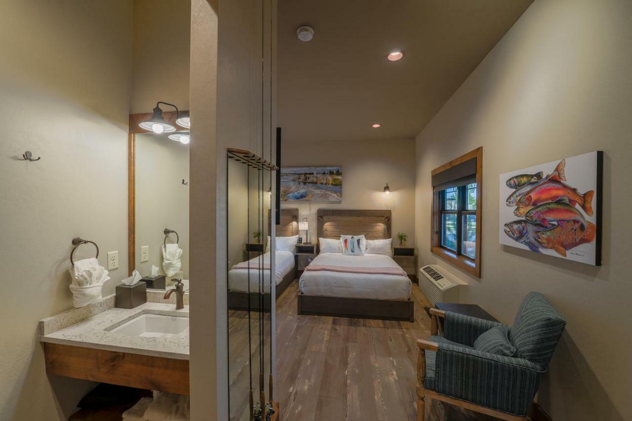 Golden Stone Inn West Yellowstone Extérieur photo